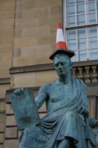 Eine Statue mit modischem Hut. In der Royal Mile in Edinburgh